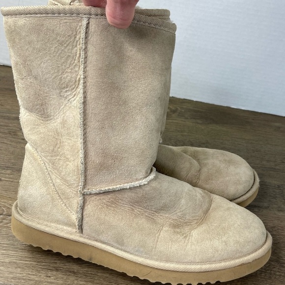 UGG Women’s Classic Short II Sheepskin Boot, size 8 - Picture 4 of 9